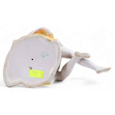 Скульптура Девушка с голубем фарфор, Холлохаза (Hollóháza) Венгрия 1960-70 гг. Н-13,3 см. Холлохаза, Венгрия 1960-1970 гг