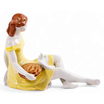 Скульптура Девушка с голубем фарфор, Холлохаза (Hollóháza) Венгрия 1960-70 гг. Н-13,3 см. Холлохаза, Венгрия 1960-1970 гг