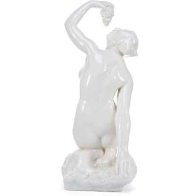 Скульптура Девушка с виноградом фаянс, авт. Ян Соммер (Jan Sommer) K.S. Bechyně Чехословакия 1920-30 гг. Н-35,5 см. Бечина, Чехословакия 1920-1930 гг