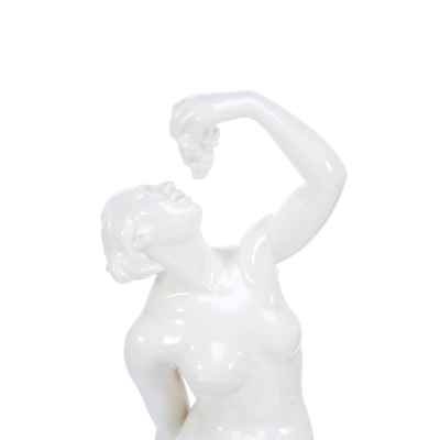 Скульптура Девушка с виноградом фаянс, авт. Ян Соммер (Jan Sommer) K.S. Bechyně Чехословакия 1920-30 гг. Н-35,5 см. Бечина, Чехословакия 1920-1930 гг