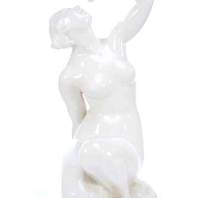 Скульптура Девушка с виноградом фаянс, авт. Ян Соммер (Jan Sommer) K.S. Bechyně Чехословакия 1920-30 гг. Н-35,5 см. Бечина, Чехословакия 1920-1930 гг