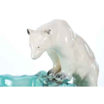 Скульптура Полярный медведь за ловлей рыбы фаянс, втор. пол. ХХ в. Еропа 21,5x22,5 см. Европа вторая половина ХХ века