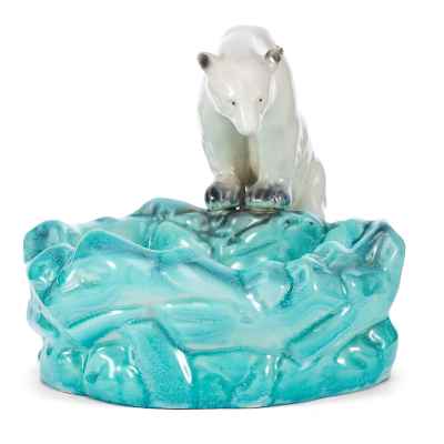 Скульптура Полярный медведь за ловлей рыбы фаянс, втор. пол. ХХ в. Еропа 21,5x22,5 см. Европа вторая половина ХХ века