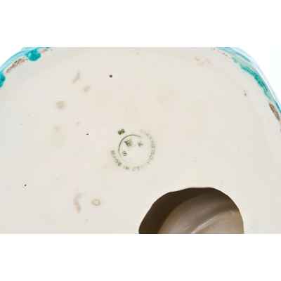 Скульптура Полярный медведь за ловлей рыбы фаянс, втор. пол. ХХ в. Еропа 21,5x22,5 см. Европа вторая половина ХХ века