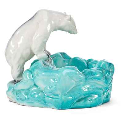 Скульптура Полярный медведь за ловлей рыбы фаянс, втор. пол. ХХ в. Еропа 21,5x22,5 см. Европа вторая половина ХХ века