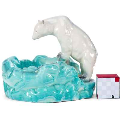 Скульптура Полярный медведь за ловлей рыбы фаянс, втор. пол. ХХ в. Еропа 21,5x22,5 см. Европа вторая половина ХХ века