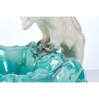 Скульптура Полярный медведь за ловлей рыбы фаянс, втор. пол. ХХ в. Еропа 21,5x22,5 см. Европа вторая половина ХХ века