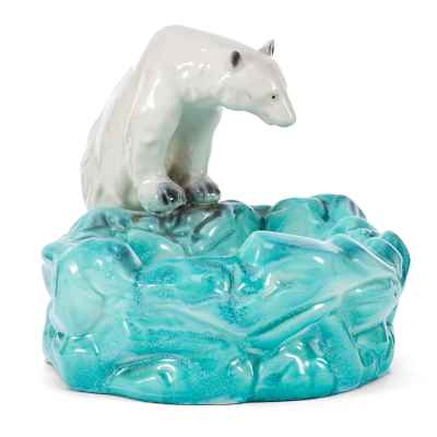 Скульптура Полярный медведь за ловлей рыбы фаянс, втор. пол. ХХ в. Еропа 21,5x22,5 см. Европа вторая половина ХХ века