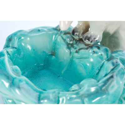 Скульптура Полярный медведь за ловлей рыбы фаянс, втор. пол. ХХ в. Еропа 21,5x22,5 см. Европа вторая половина ХХ века