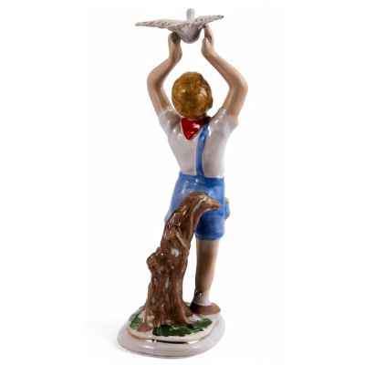 Скульптура Пионер с голубем фарфор, КЭКХЗ Киев кон. ХХ в. Н-22,8 см. Киевский экспериментальный керамикохудожественный завод (КЭКХЗ), Украина конец XX начало XXI вв