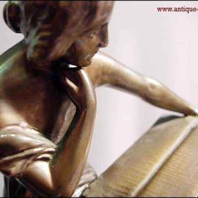 Скульптура «Девушка с книгой» (01913)  