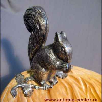 Декоративная ваза «Белочка на ореховой скорлупе»  