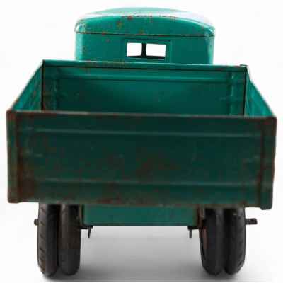 Игрушечная модель бортового грузовика ЗИЛ -130 жесть, Липецкий тракторный завод СССР 1970-80 гг. Липецкий тракторный завод 1970-1980 гг