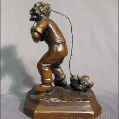 Скульптура  «Мальчик, играющий с птицей» (01211)  