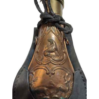 Пороховница в кожаном чехле Dixie Gun Works латунь, сталь США 1950-е гг. 20,5х8,5 см. Юнион-Сити, США кон. XIX в.