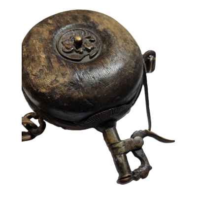 Пороховница дерево, латунь Россия (?) кон. XVIII в. 18х13х4 см. Россия (?) кон. XVIII- нач. XIX в.