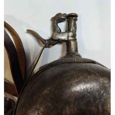 Пороховница дерево, латунь Россия (?) кон. XVIII в. 18х13х4 см. Россия (?) кон. XVIII- нач. XIX в.