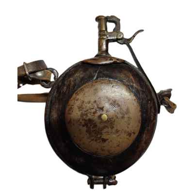 Пороховница дерево, латунь Россия (?) кон. XVIII в. 18х13х4 см. Россия (?) кон. XVIII- нач. XIX в.