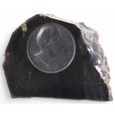 Настольная стела В. И. Ленин обсидиан, СССР 1970-е гг. 11x14,8x7 см. СССР 1970