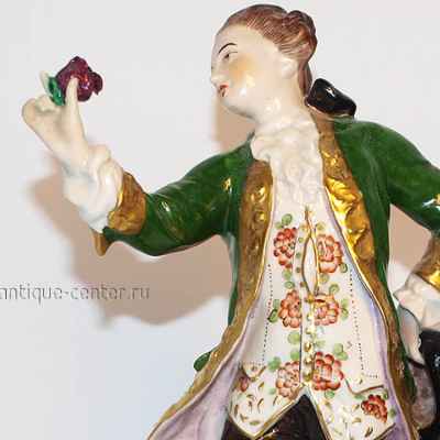 Скульптура «Кавалер с цветком»  