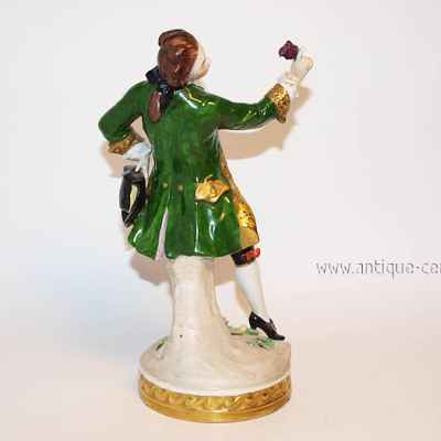 Скульптура «Кавалер с цветком»  