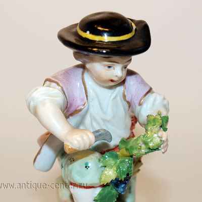 Скульптурная композиция «Мальчик с виноградом»  