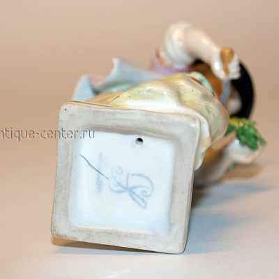 Скульптурная композиция «Мальчик с виноградом»  