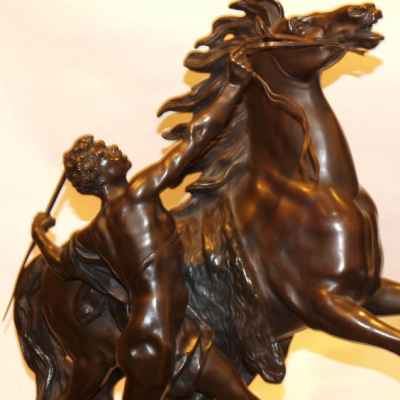 Скульптура «Укротитель коня» из парной скульптурной группы «Кони Марли»  