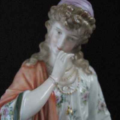 Скульптурная композиция «Девушка с бубном»  